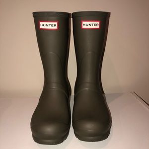 HUNTER green rain boots adjustable strap